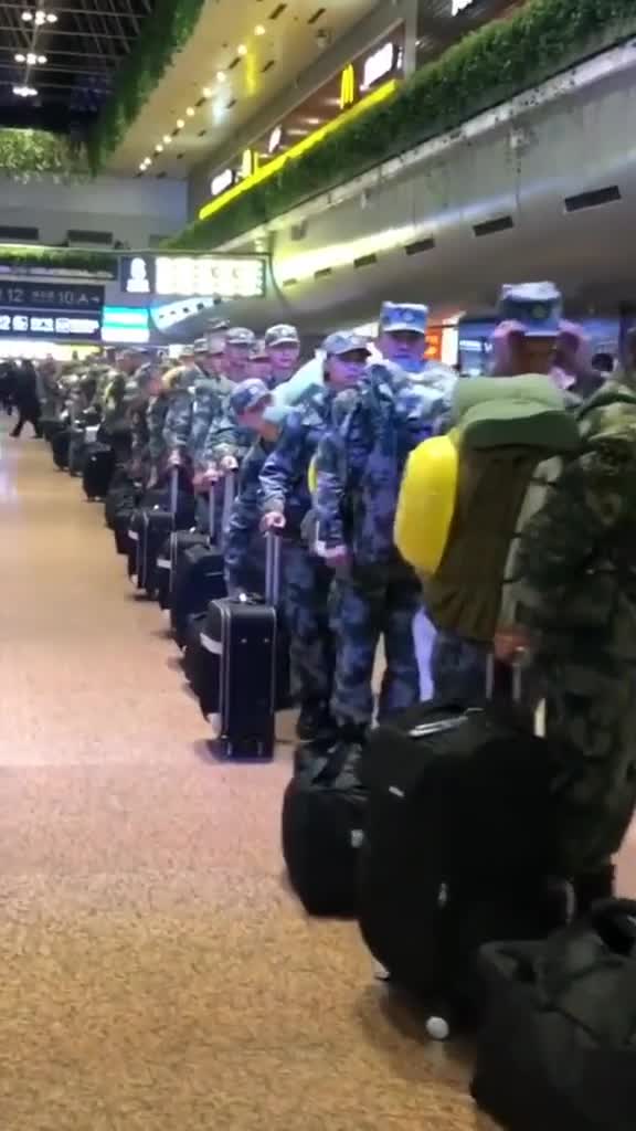 眼前这一幕，你愿意给最帅的军人点赞吗？(6)