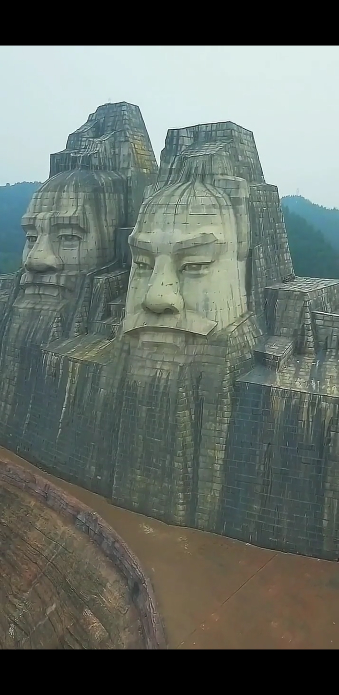 炎黄二帝巨型塑像位于河南省郑州市西北部