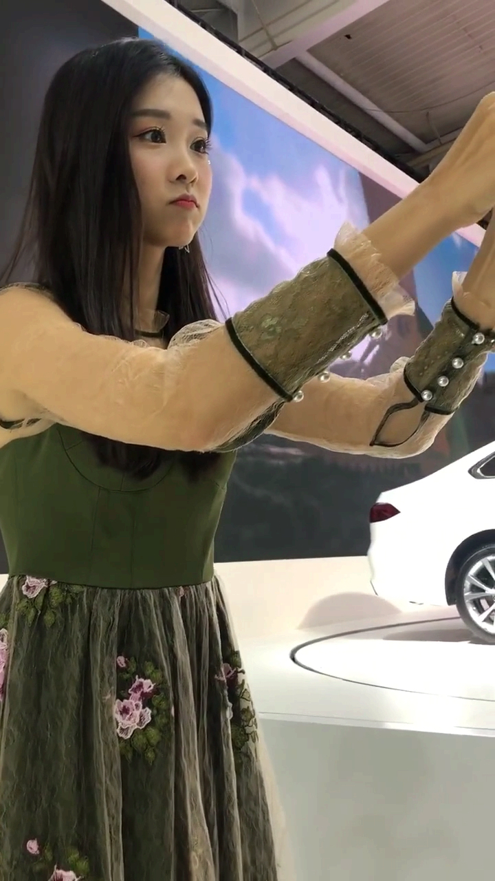 后面小姐姐是亮点