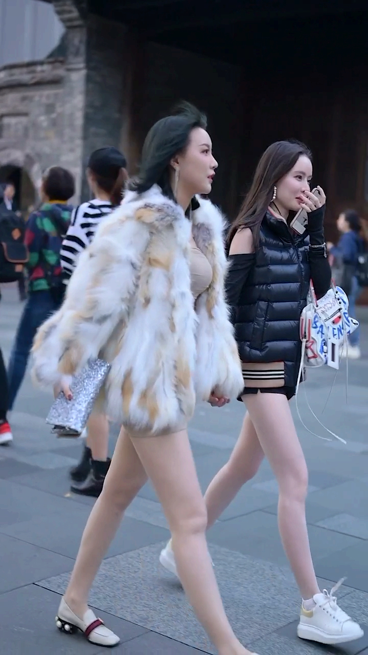 左边的小姐姐身材真好！