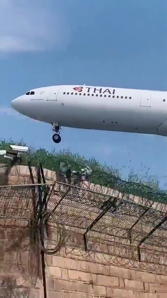 据说厦门飞机降落飞得很低，看到这一幕，网友:最难降落的机场