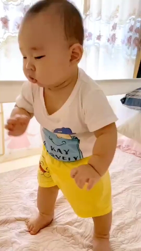 做什么都不那么容易，学个走都买不开腿