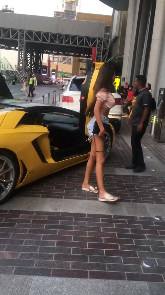 迪拜富家千金手拿8万的包 脚踩5000的拖鞋