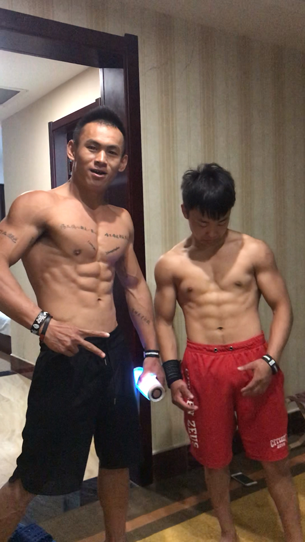 腹肌怎么练成的